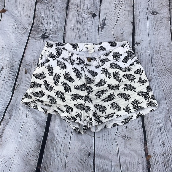 𝅺h&m Leafy Print Short Shorts - Picture 10 of 12